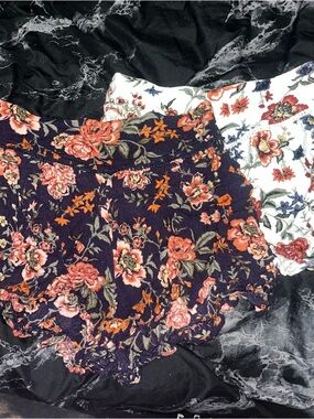 American eagle 2 Floral Ruffle flowy Shorts Navy & cream Rose Print size small